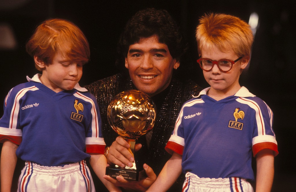 パリでマラドーナに授与された1986年W杯の最優秀選手賞であるゴールデンボール