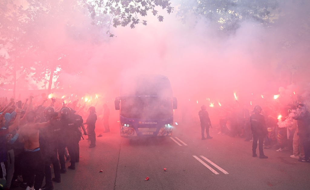 バルセロナファン、敵PSGと間違えてバルサ選手が乗るバスに投石…その理由は「煙幕」