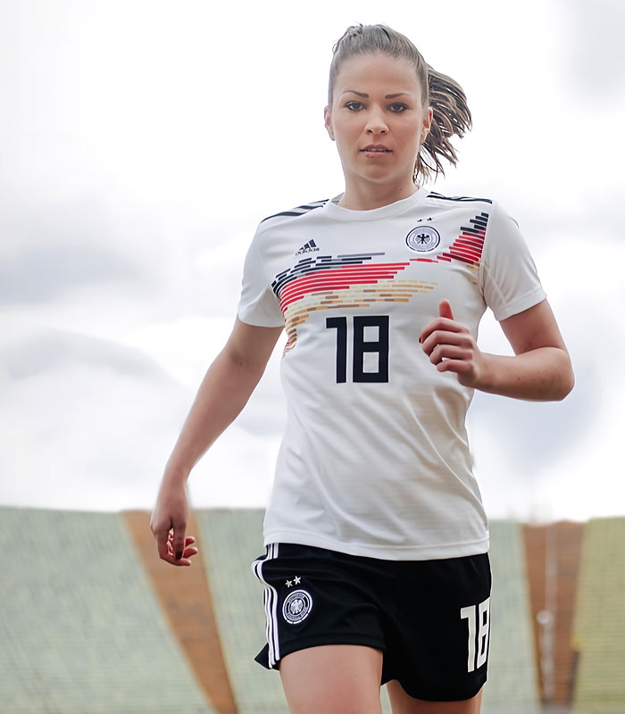 ドイツ女子代表 W杯に向けた新ユニフォーム発表 19 へのオマージュ