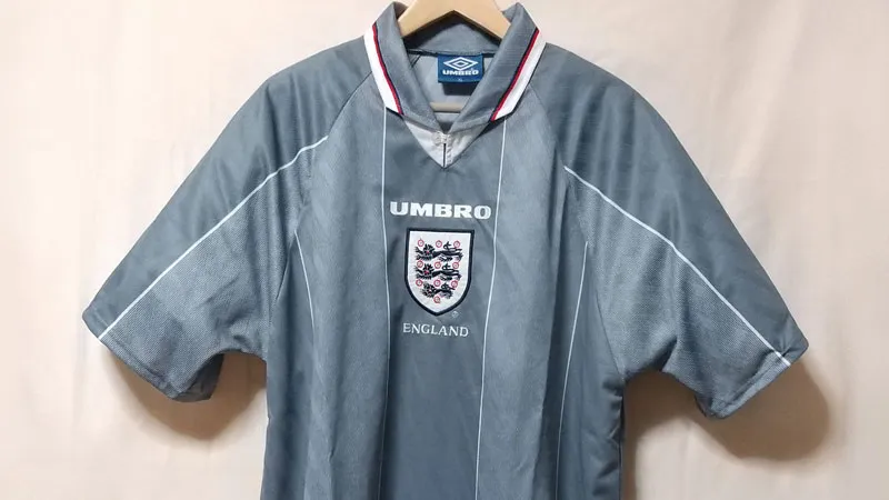 異色のEURO96ユニ！イングランド代表、「1996アウェイ」ユニフォーム ｜Qoly サッカーニュース